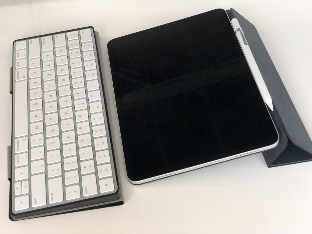 手前にApple Magic Keyboard、奥にiPadをSmart Folioで傾斜をつけて置くパターン。