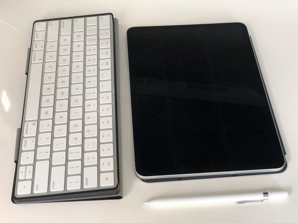 手前にApple Magic Keyboard、奥にiPadを平置きするパターン。