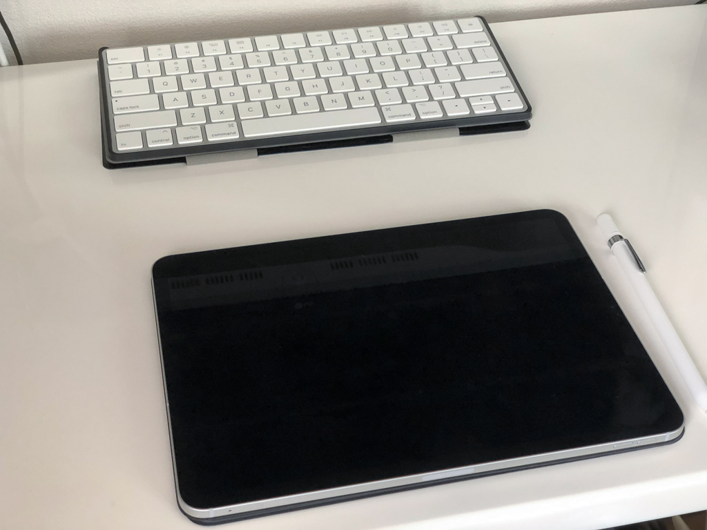 実際に使用する場合の手前にiPadに抱え込んで、奥にApple Magic Keyboardを置くパターン。